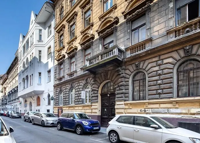 Cityscape Budget Zichy Loft דירה